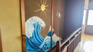 ein Kinderzimmer mit einem Gemälde einer Welle in der Unterkunft 癒しの宿 Villa ZEN 讃岐白鳥 in Higashikagawa
