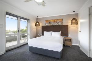 Llit o llits en una habitació de Doncaster Apartments by Nightcap Plus
