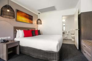 Llit o llits en una habitació de Doncaster Apartments by Nightcap Plus