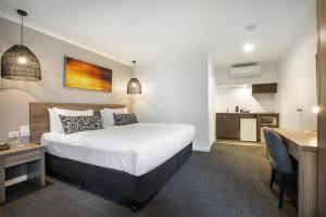 Llit o llits en una habitació de Doncaster Apartments by Nightcap Plus