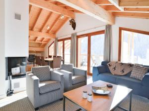Khu vực ghế ngồi tại Chalet in French Alps near Lake Geneva