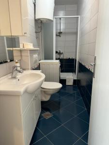 un bagno con un water bianco e un lavandino di 2 bed Comfy Gem: Functional, Ideal Location, Steps to the Beach a Blace
