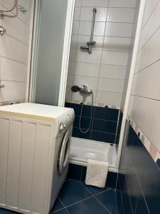 Bagno di 2 bed Comfy Gem: Functional, Ideal Location, Steps to the Beach