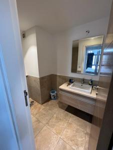 Ένα μπάνιο στο Apartment at Marassi