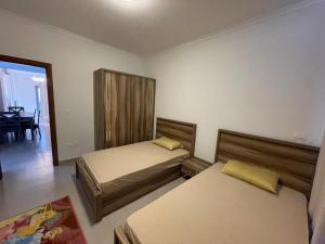 Giường trong phòng chung tại Gaia ras el hekma ground 3 beds
