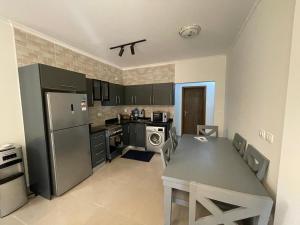 Nhà bếp/bếp nhỏ tại Gaia ras el hekma ground 3 beds