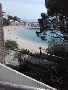 - une vue sur la plage avec des gens dans l'eau dans l'établissement Casa Pina, à Cala Gonone