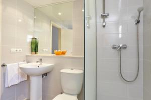łazienka z prysznicem, toaletą i umywalką w obiekcie Apartamentos Mar i Vent w mieście San Antonio
