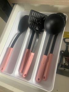four utensils in a plastic container in a drawer at casa apto inteiro 4 camas 8 km aeroporto Guarulhos in Guarulhos