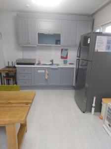 Kuchyň nebo kuchyňský kout v ubytování Min and Jeong House