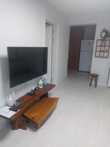 TV a/nebo společenská místnost v ubytování Min and Jeong House