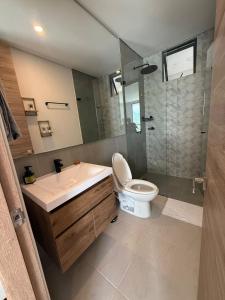 a bathroom with a toilet and a sink and a shower at Elegancia y Confort en Santa Marta ApartaSuite en Pozos Colorados in Santa Marta