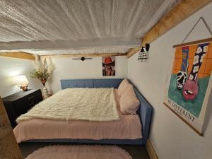 - une chambre avec un lit à tête bleue dans l'établissement The Pink Hayloft, à Nephi