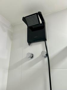 a black basket on the wall of a shower at Studio 1402 B Perdizes -Prox ao Allianz Parque in Sao Paulo