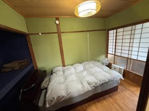新宫市シングウノイエ【貸切】熊野古道　速玉大社　那智の滝　神倉神社　マグロ　和歌山ラーメン　的一间带一张铺着白色床单的小卧室