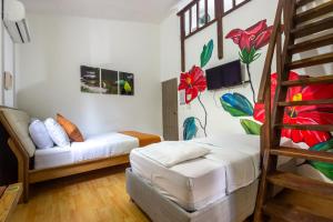 米卡MINCA Chunuu - glamping - coworking MINCA的一间设有床铺和沙发的房间