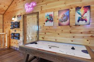 Herní místnost v ubytování Walk To Parkway - Indoor Pool - Treehouse Loft PS5