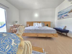 Postel nebo postele na pokoji v ubytování Nautilus by La Jamaca Hotels-Downtown La Parguera