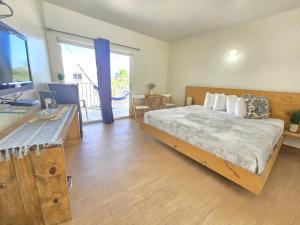 Postel nebo postele na pokoji v ubytování Nautilus by La Jamaca Hotels-Downtown La Parguera