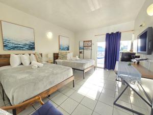 Postel nebo postele na pokoji v ubytování Nautilus by La Jamaca Hotels-Downtown La Parguera