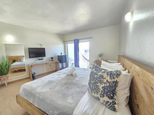 TV a/nebo společenská místnost v ubytování Nautilus by La Jamaca Hotels-Downtown La Parguera