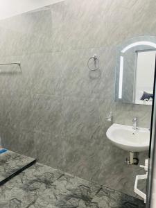 un baño con lavabo y espejo en Hotel Jay R, en Trincomalee
