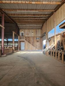 une grange vide avec des murs en bois et une grande pièce dans l'établissement The Pink Hayloft, à Nephi