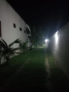 a dark alley with a building at night at Natural- Mar in Barra de Cazones