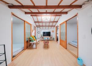 TV a/nebo společenská místnost v ubytování Udo Seaside House