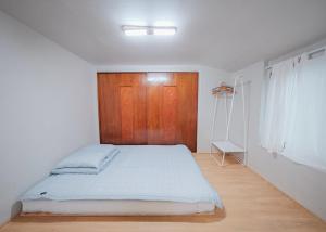 Postel nebo postele na pokoji v ubytování Udo Seaside House