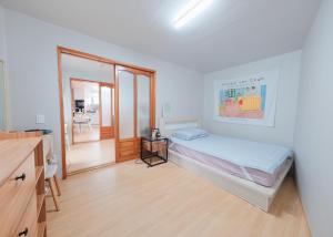 Postel nebo postele na pokoji v ubytování Udo Seaside House + 37 fotografií