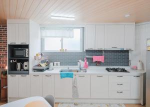 Kuchyň nebo kuchyňský kout v ubytování Udo Seaside House