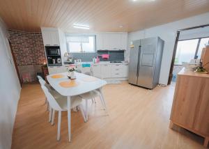 Kuchyň nebo kuchyňský kout v ubytování Udo Seaside House