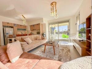 een woonkamer met een bank en een tafel bij marina marassi in El Alamein