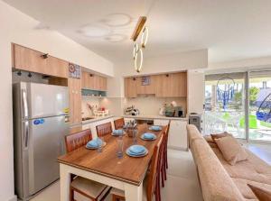een keuken met een houten tafel en een koelkast bij marina marassi in El Alamein +9 foto's