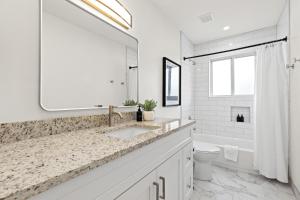 Ένα μπάνιο στο Renovated 1BR Upper Flat Modern King Suite