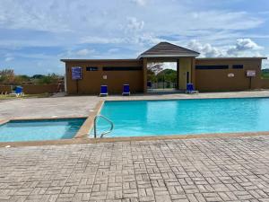 Het zwembad bij of vlak bij Resort Vibes Getaway - Colbeck Manor Old Harbour - Gated, pool, gym