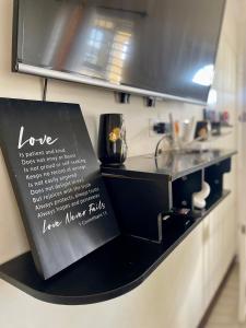 Een keuken of kitchenette bij Resort Vibes Getaway - Colbeck Manor Old Harbour - Gated, pool, gym