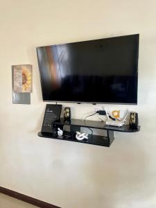 Een TV en/of entertainmentcenter bij Resort Vibes Getaway - Colbeck Manor Old Harbour - Gated, pool, gym
