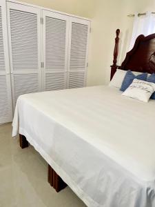 Een bed of bedden in een kamer bij Resort Vibes Getaway - Colbeck Manor Old Harbour - Gated, pool, gym