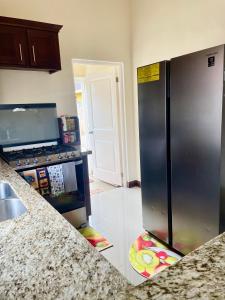 Een keuken of kitchenette bij Resort Vibes Getaway - Colbeck Manor Old Harbour - Gated, pool, gym