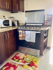 Een keuken of kitchenette bij Resort Vibes Getaway - Colbeck Manor Old Harbour - Gated, pool, gym