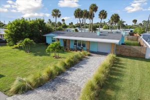 una casa con jardín y entrada para coches en 131 W Pasco Ln, en Cocoa Beach
