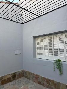 a white room with a window with a plant at Depto 2 dormitorios a 5 min Parque San Martin in Mendoza