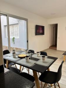 a dining room with a table and chairs at Depto 2 dormitorios a 5 min Parque San Martin in Mendoza
