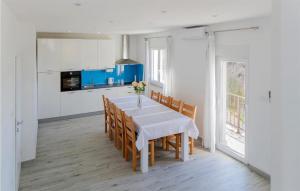 eine Küche und ein Esszimmer mit Tisch und Stühlen in der Unterkunft Stunning Home In Klis in Klis