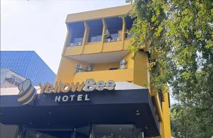 un cartello giallo dell'hotel delle api davanti a un edificio di Yellow Bee Tanah Abang a Giacarta