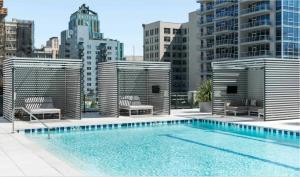 Bazén v ubytovaní The Olive Skyline 2 Bed Apt with FREE PARKING in DTLA alebo v jeho blízkosti