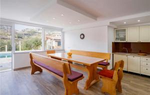 eine Küche mit einem Holztisch und einigen Stühlen in der Unterkunft Stunning Home In Klis in Klis + 30 Fotos