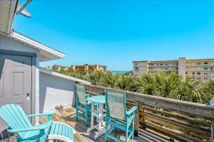 Un patio con sillas y una mesa en un balcón. en 7660 Ridgewood Ave, en Cabo Cañaveral